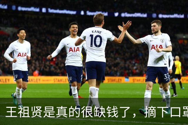 王祖贤是真的很缺钱了，摘下口罩画着差劲的妆容，嘟嘴卖萌拍照